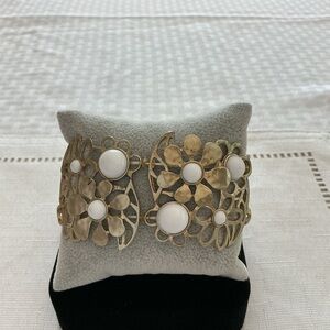 Gold and White Floral Stretch Bracelet